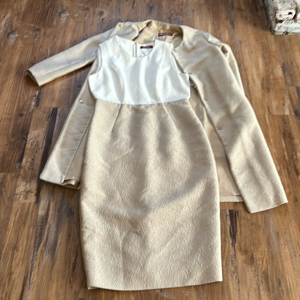 Generously cut
Would fit a size 8 imo
Dress has no size tag attached
